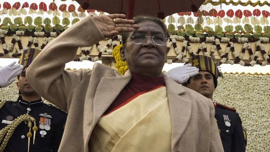 କର୍ତ୍ତବ୍ୟପଥରେ ତ୍ରିରଙ୍ଗା ଉଡ଼ାଇଲେ ରାଷ୍ଟ୍ରପତି ଦ୍ରୌପଦୀ ମୁର୍ମୁ